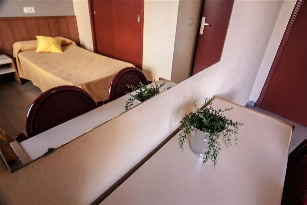 Martinez Apartments Palmanova 2*,